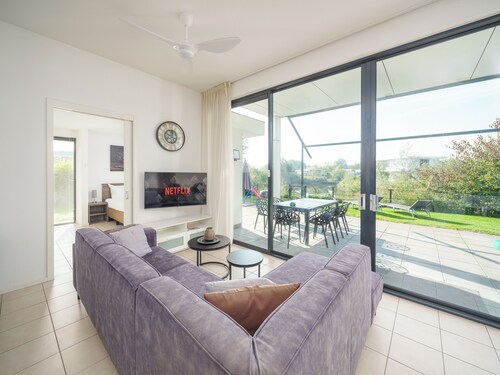 Großzügige 8-Personen-Villa mit zwei Badezimmern und eigenem Bootsanleger am Wasser – ideal für Familien und Freundesgruppen, die Ruhe, Natur und gemütliches Beisammensein genießen möchten.