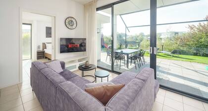 Großzügige 8-Personen-Villa mit zwei Badezimmern und eigenem Bootsanleger am Wasser – ideal für Familien und Freundesgruppen, die Ruhe, Natur und gemütliches Beisammensein genießen möchten.