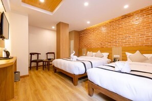 Escritorio, espacio para trabajar con laptop y wifi gratis