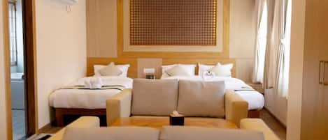 Studio | Desk, laptop workspace, free WiFi