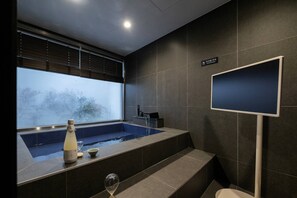 シグネチャー ルーム (Spa) | 高級寝具、デスク、WiFi (無料)、ベッドシーツ