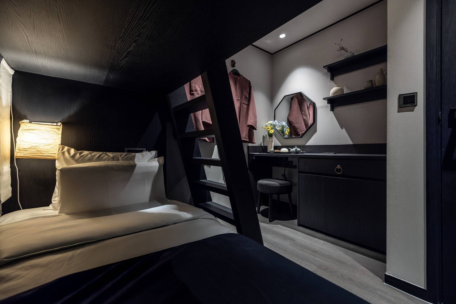 Literie de qualité supérieure, bureau, rideaux occultants