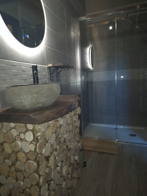 Shower, hair dryer, towels, soap - G de GERARDMER, Luxury gîte for 14 people 300m from the lake (Gérardmer)