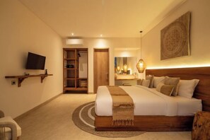 Una habitación de hotel con una cama grande, un televisor en la pared, un armario y un espejo.