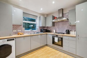 Refrigerador, microondas, horno y parrilla de estufa 