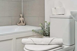 Shower, hair dryer, towels - 2BR Ground Floor • Parking • Central By Tempstay (Windsor)