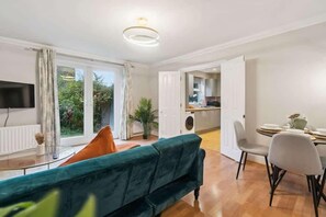 Televisión y oficina 