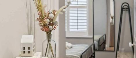 Een strijkplank/strijkijzer, reisbedje, wifi, beddengoed