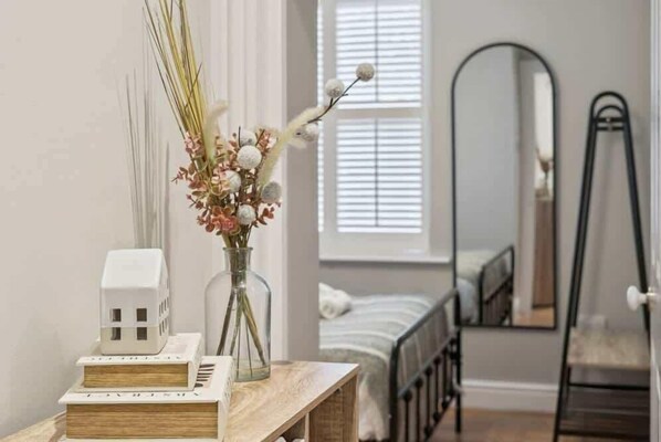 Tabla de planchar con plancha, cuna de viaje, wifi y ropa de cama 