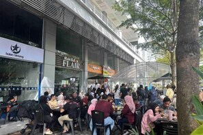 تناول الطعام بالخارج