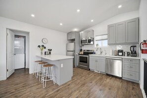 Réfrigérateur, four à micro-ondes, un four, surface de cuisson