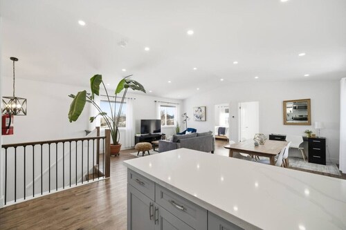 Chic & Comfortable Upper Suite w/ Parking Near DTK