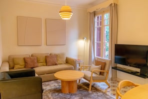 Living area - Quiet Escape near Magic Fountain by Maison Piñata (Barcelona)