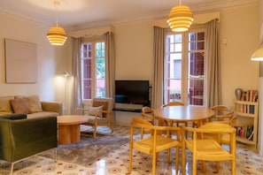 Living area - Quiet Escape near Magic Fountain by Maison Piñata (Barcelona)