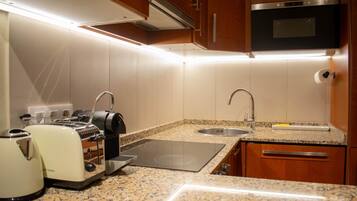 Frigorífico y placa de cocina