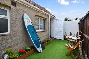 Outdoor dining - Stone's Throw - a holiday let that sleeps 2 guests in 1 bedroom (Hythe)