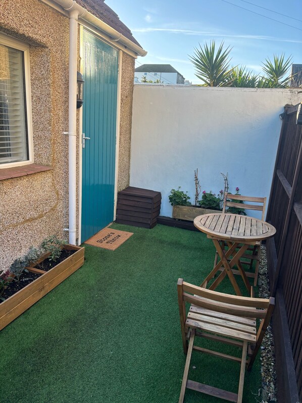 Outdoor dining - Stone's Throw - a holiday let that sleeps 2 guests in 1 bedroom (Hythe)