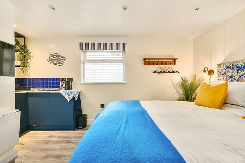 Stone's Throw - a holiday let that sleeps 2 guests in 1 bedroom