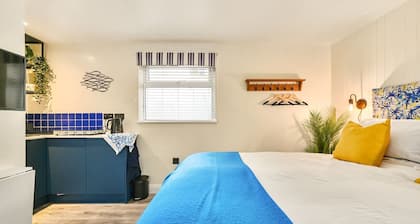 Stone's Throw - a holiday let that sleeps 2 guests in 1 bedroom