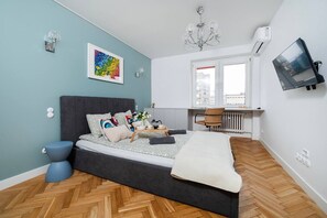 Een bureau, een strijkplank/strijkijzer, wifi, beddengoed