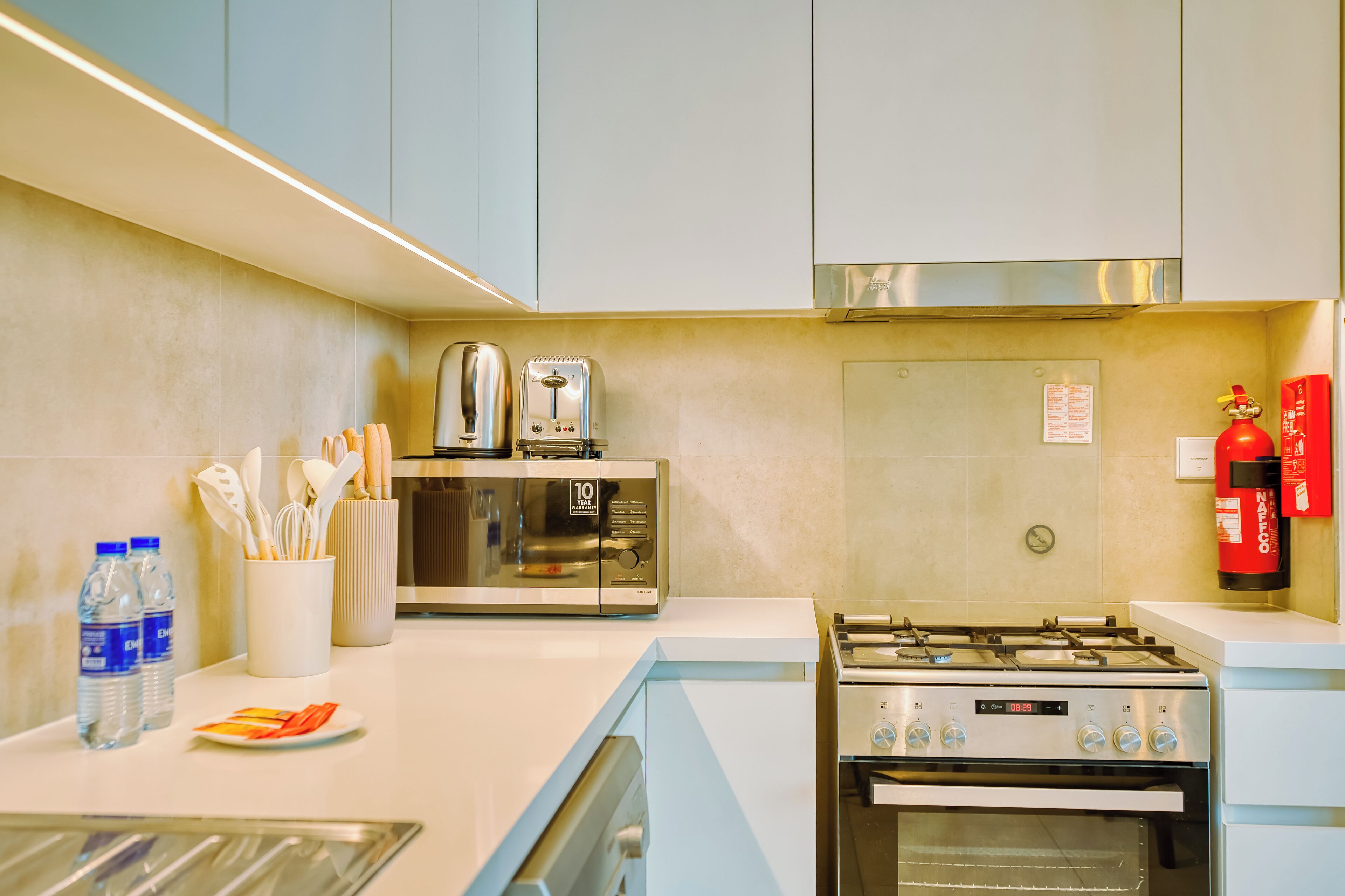 Apartamento premium, 2 quartos, vista para o porto | Cozinha privada | Geladeira grande, micro-ondas, fogão, cooktop