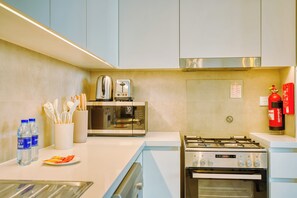 Premium Apartment, 2 Bedrooms, Harbor View | Private kitchen | Full-size fridge, microwave, oven, stovetop - PVH - Serene Central 2BR - Creek Horizon (Dubai)