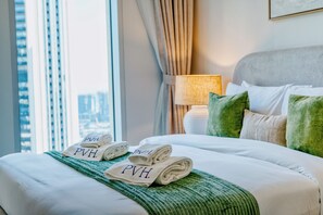 In-room safe, individually decorated, individually furnished - PVH - Serene Central 2BR - Creek Horizon (Dubai)