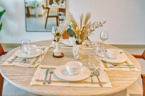 In-room dining - PVH - Serene Central 2BR - Creek Horizon (Dubai)