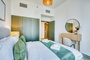 Leilighet – premium, 2 soverom, havneutsikt | Safe på rommet, blendingsgardiner, lydisolert og strykejern/-brett