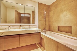 Leilighet – premium, 2 soverom, havneutsikt | Bad | Kombinert dusj/badekar, hårføner, håndklær og såpe