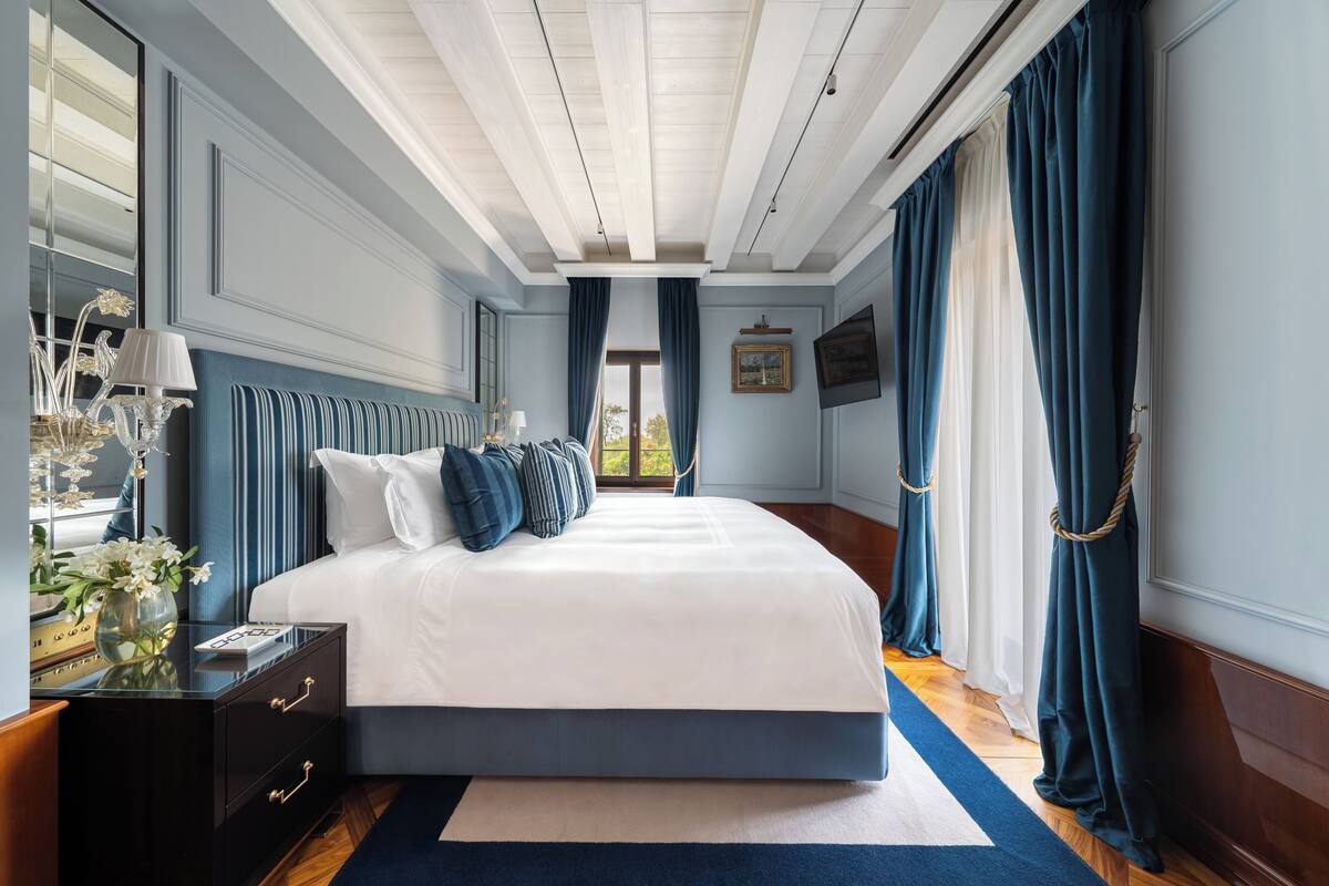 Suite (Torcello) | Minibar contenant certains articles gratuits, coffre-fort, bureau