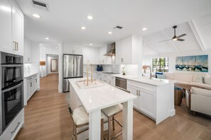 Fridge, microwave, oven, stovetop - 967 Managed by Brampton Park (Delray Beach)