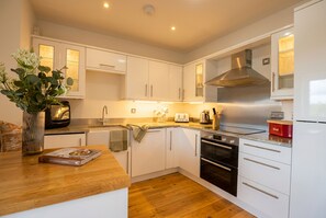 Private kitchen - Bamburgh - Sleeps 8 - Dogs Stay Free - Enclosed Garden - Off Road Parking (Belford)