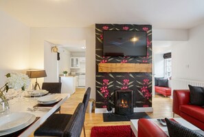 Living room - Bamburgh - Sleeps 8 - Dogs Stay Free - Enclosed Garden - Off Road Parking (Belford)