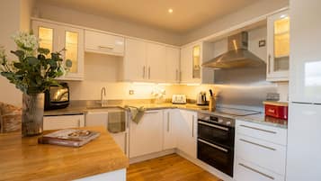 House, 3 Bedrooms, Accessible, Smoking | Private kitchen