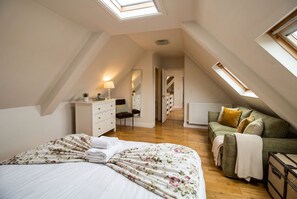 3 bedrooms - Bamburgh - Sleeps 8 - Dogs Stay Free - Enclosed Garden - Off Road Parking (Belford)