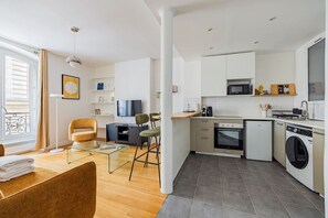 Microondas, horno, parrilla de estufa y cafetera y tetera 