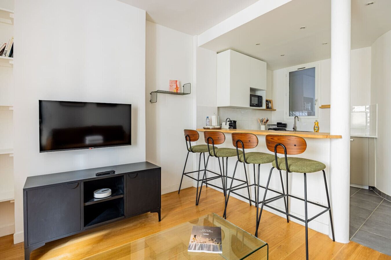 Microondas, horno, parrilla de estufa y cafetera y tetera 