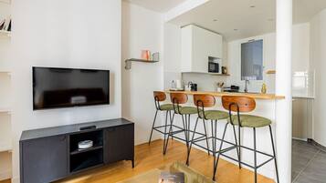 Microondas, horno, parrilla de estufa y cafetera y tetera