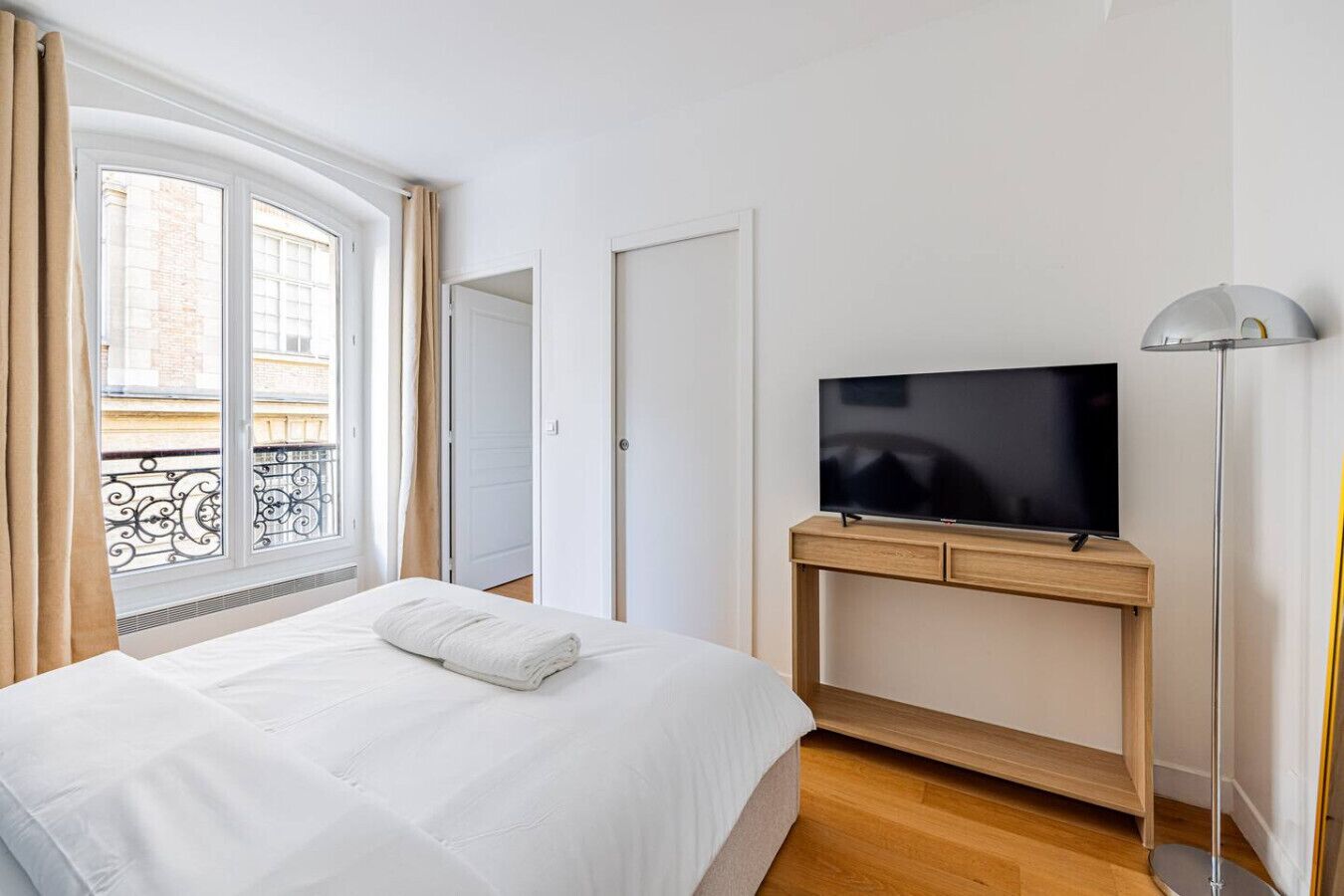 Tabla de planchar con plancha, cuna de viaje, wifi y ropa de cama 