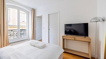 Tabla de planchar con plancha, cuna de viaje, wifi y ropa de cama