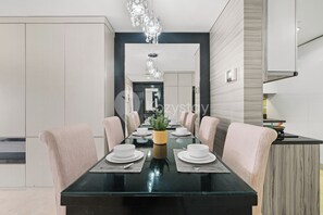 Appartement, 2 chambres, vue ville | Salle à manger