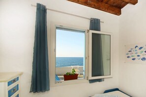 2 bedrooms, iron/ironing board, travel cot, WiFi - The Casello sul Mare is a historic railway house built in 1895 as a residence for railway workers and restored in 2025 while preserving its authentic charm. The property is set in a truly unique location, nestled between the railway and the sea, offering (Torremuzza)