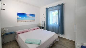 2 dormitorios, tabla de planchar con plancha, cuna de viaje y wifi