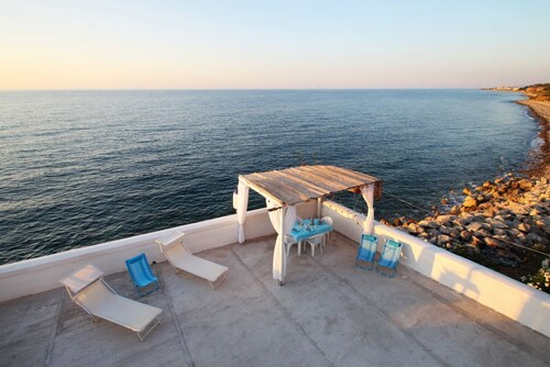 The Casello sul Mare is a historic railway house built in 1895 as a residence for railway workers and restored in 2025 while preserving its authentic charm. The property is set in a truly unique location, nestled between the railway and the sea, offering