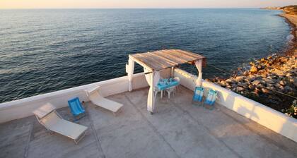 The Casello sul Mare is a historic railway house built in 1895 as a residence for railway workers and restored in 2025 while preserving its authentic charm. The property is set in a truly unique location, nestled between the railway and the sea, offering