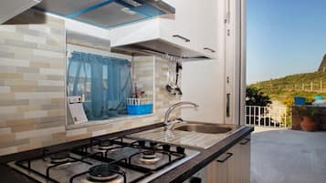 Kylskåp, mikrovågsugn, ugn och spishäll