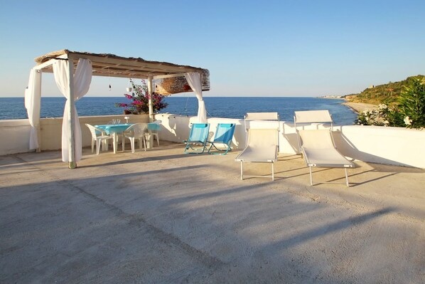 Outdoor dining - The Casello sul Mare is a historic railway house built in 1895 as a residence for railway workers and restored in 2025 while preserving its authentic charm. The property is set in a truly unique location, nestled between the railway and the sea, offering (Torremuzza)