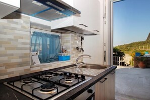 Frigorifero, microonde, forno, piano cottura