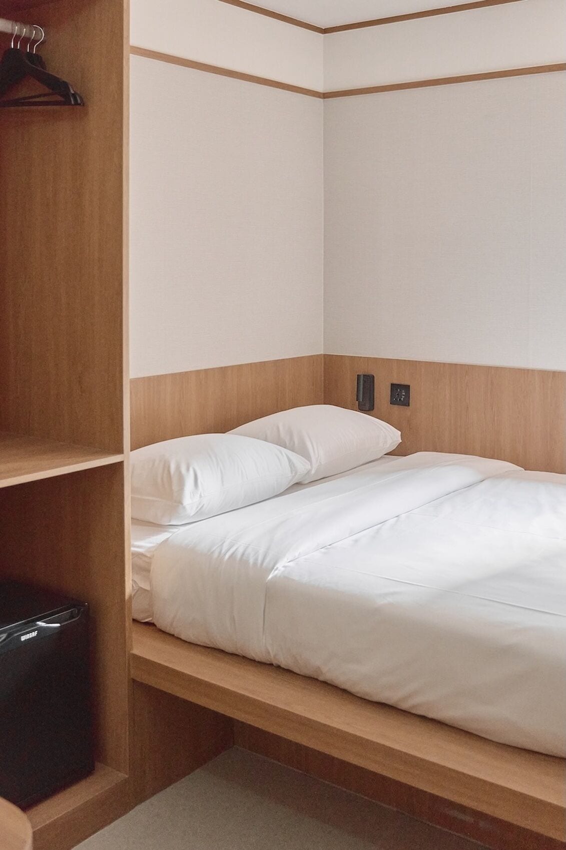 Dobbeltrom – deluxe | Skrivebord for bærbar PC, blendingsgardiner og lydisolert